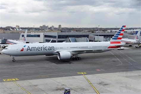 boeing 777 jet american airlines.